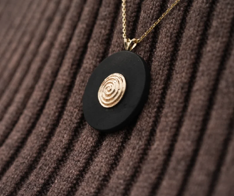 elegant pearl necklace with diamonds Áille - Eternal Beauty Carraig Dubh Pendant