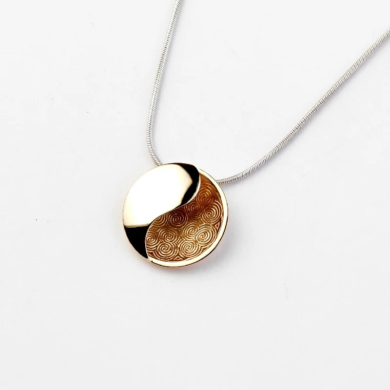 gold-plated figaro chain Sioraí (Eternity) Pendant